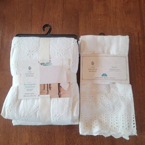 Pioneer Woman Eyelet Tablecloth And Napkin Set